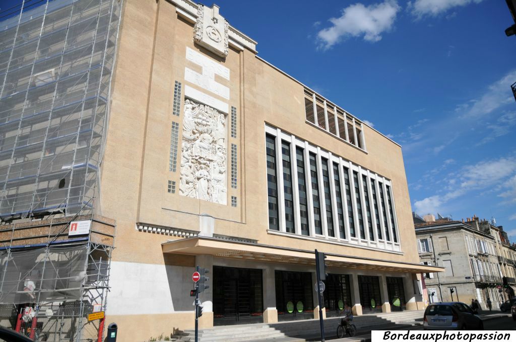 C'est surtout la façade donnant sur le cours Aristide Briand qui est la plus connue.