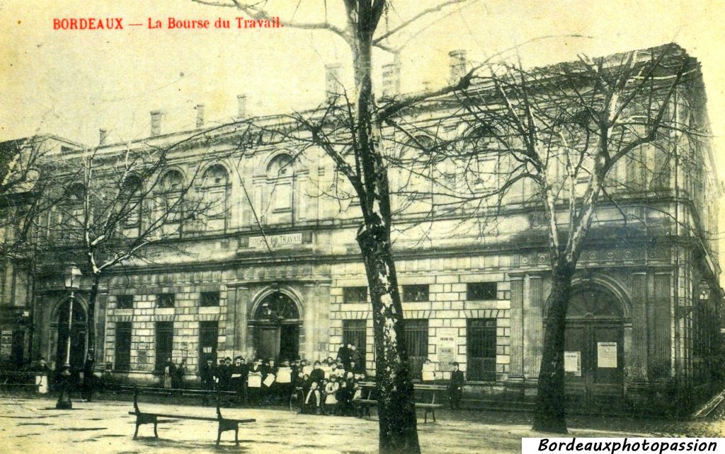 La première bourse du travail se situait aux 42 et 44 rue de Lalande. C'était une ancienne école de médecine et de pharmacie affectée en 1890 à une bourse pour les travailleurs, les réunions des syndicats...