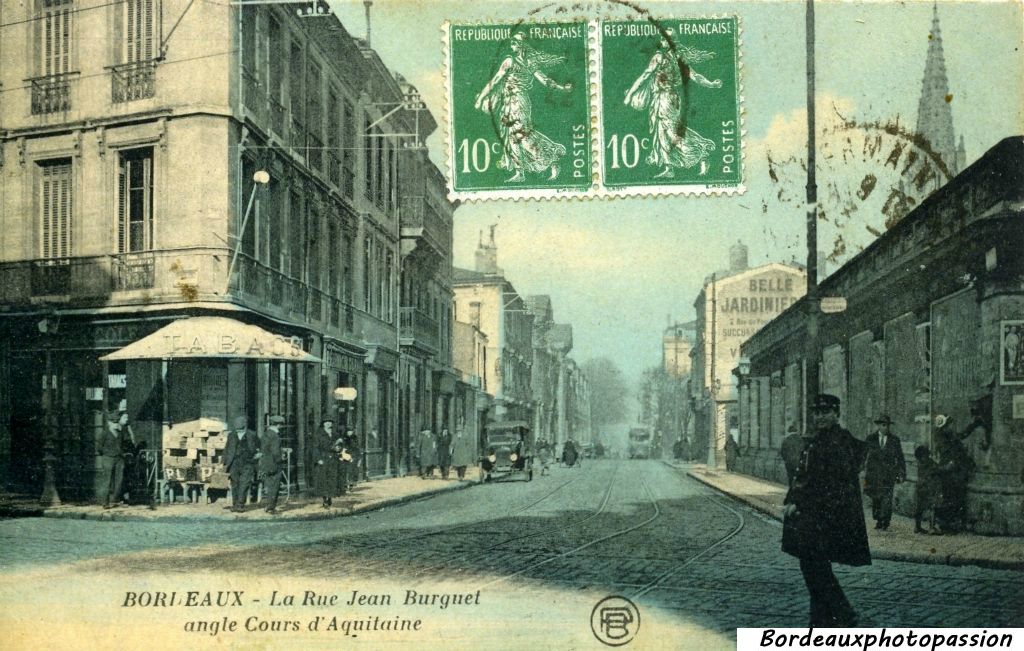 La rue Jean Burguet qui descend vers l'hôpital Saint-André en passant devant l'église Sainte-Eulalie. À droite le château d'eau.