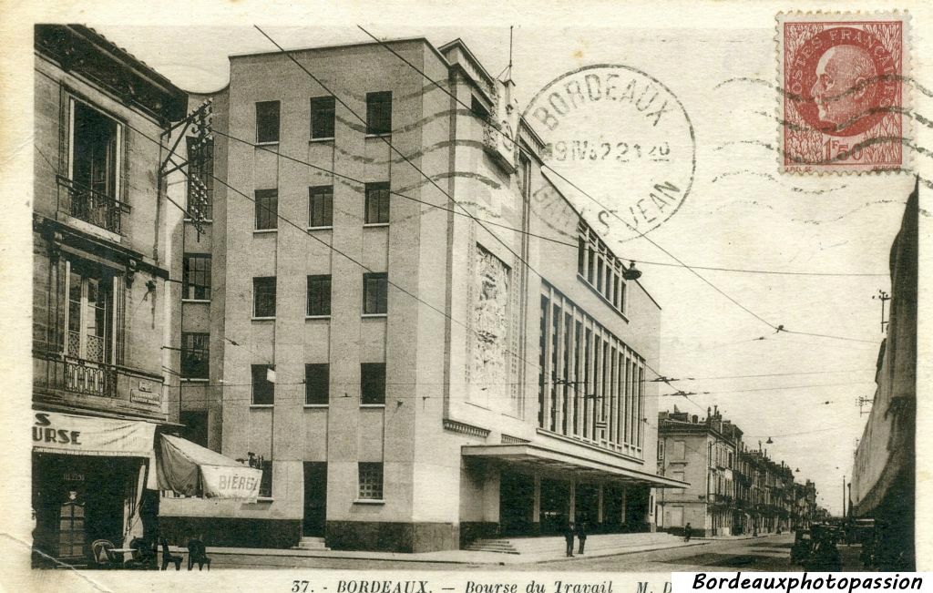 Inaugurée le 1er mai 1938, elle a été construite à partir de 1933 par l'architecte Jacques d'Welles sous l'impulsion du maire Adrien Marquet.