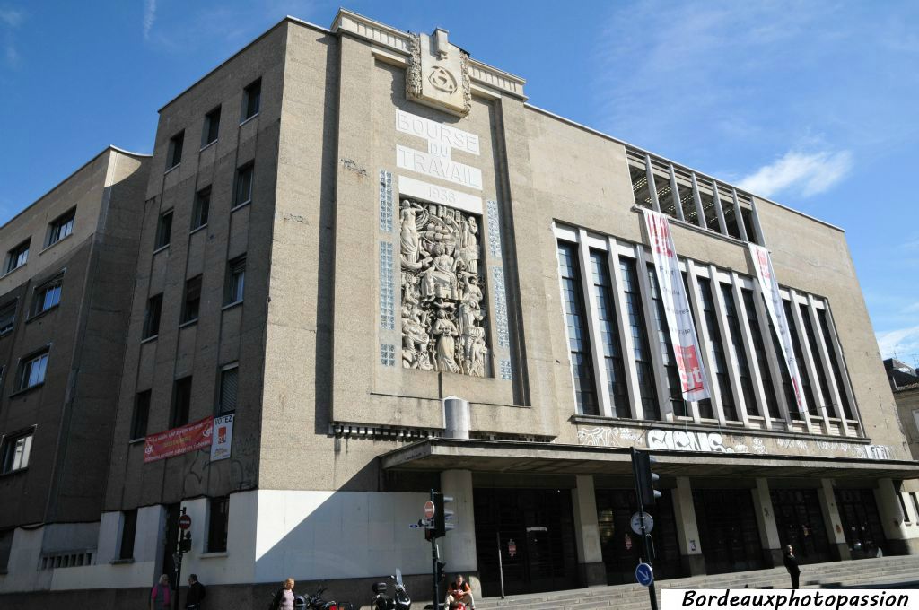 Le bâtiment a été construit avec  5 niveaux à l'ouest et 3 seulemnent au sud. Ici la façade sud avant sa rénovation.