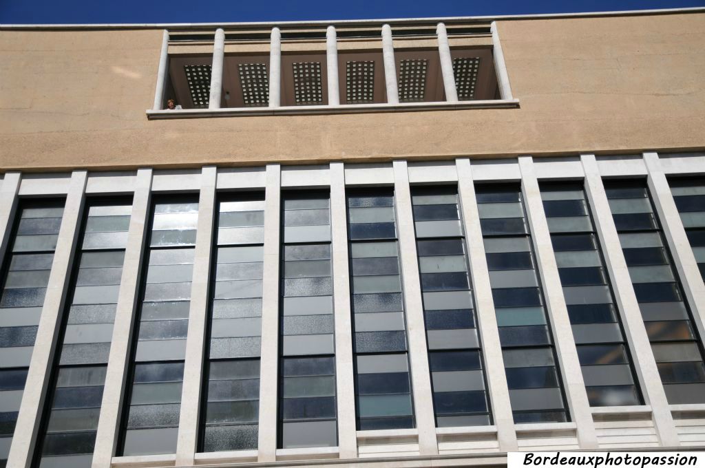 Les ouvertures de la grande salle du 1er étage et le balcon du patio.