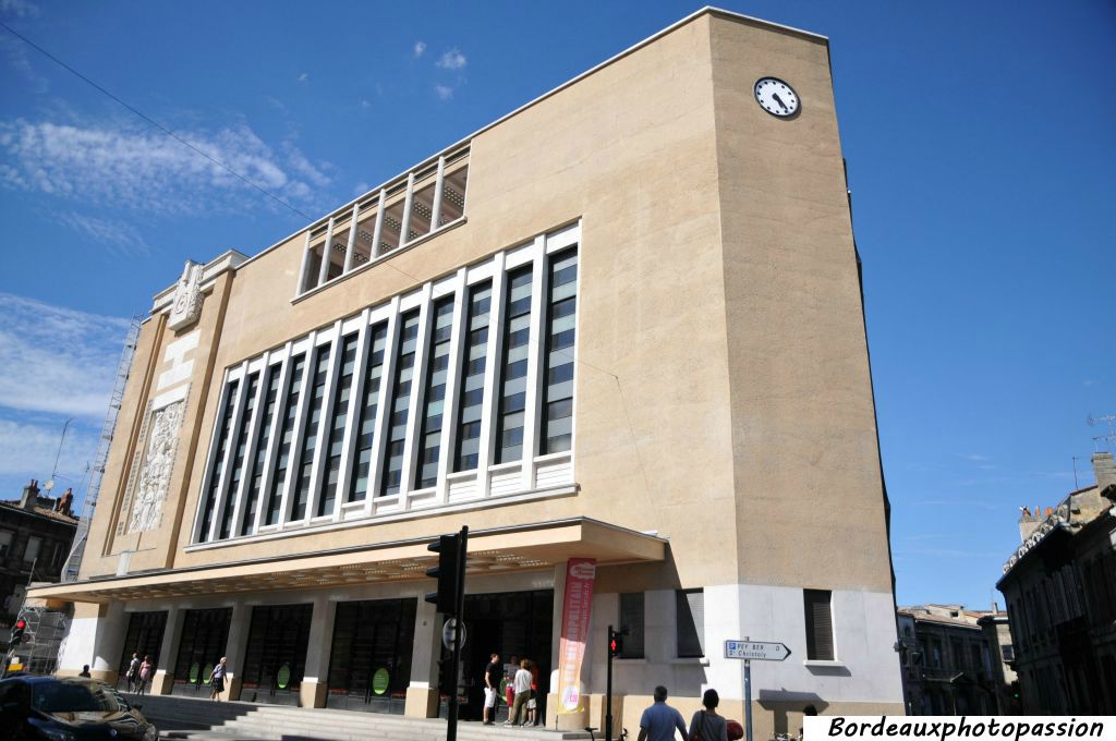 La bourse du travail est le siège de la Confédération Générale du Travail, girondine et régionale, historiquement seule affectataire des locaux.