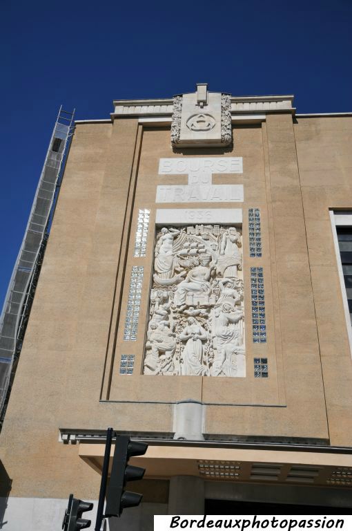 Le bas-relief du sculpteur Janniot est composé du symbole de la ville de Bordeaux dans sa partie supérieure.