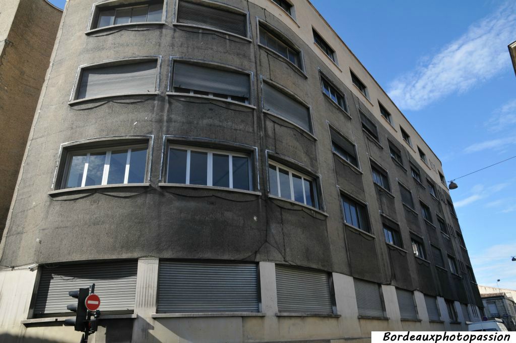 L'oxydation du fer du béton armé fait éclater la façade.