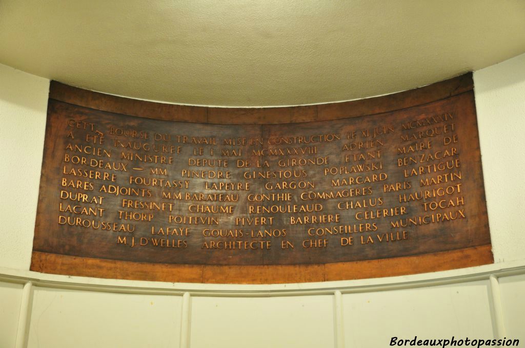 Dans le hall d'entrée, une plaque rappelle que c'est Adrien Marquet, maire de Bordeaux qui a inauguré la bourse du travail le 1er mai 1938. Les conseillers municipaux sont cités ainsi que Jacques Dwelles l'architecte en chef de la ville.