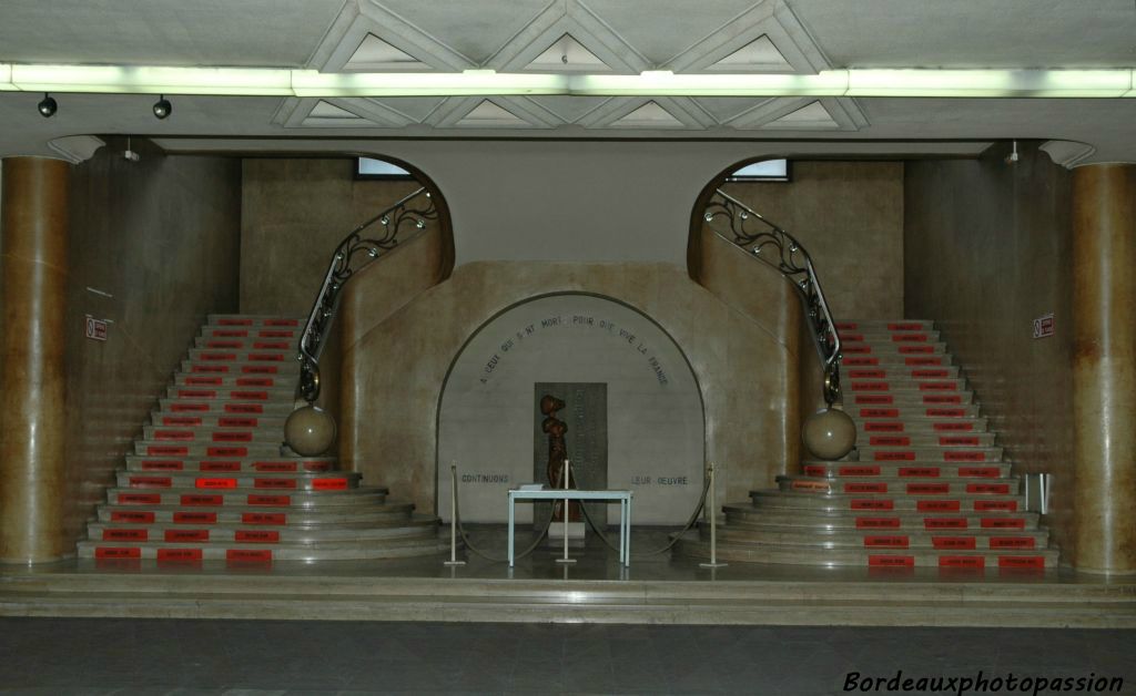 Côté est, un  escalier monumental à volutes nous invite à visiter le premier étage. 