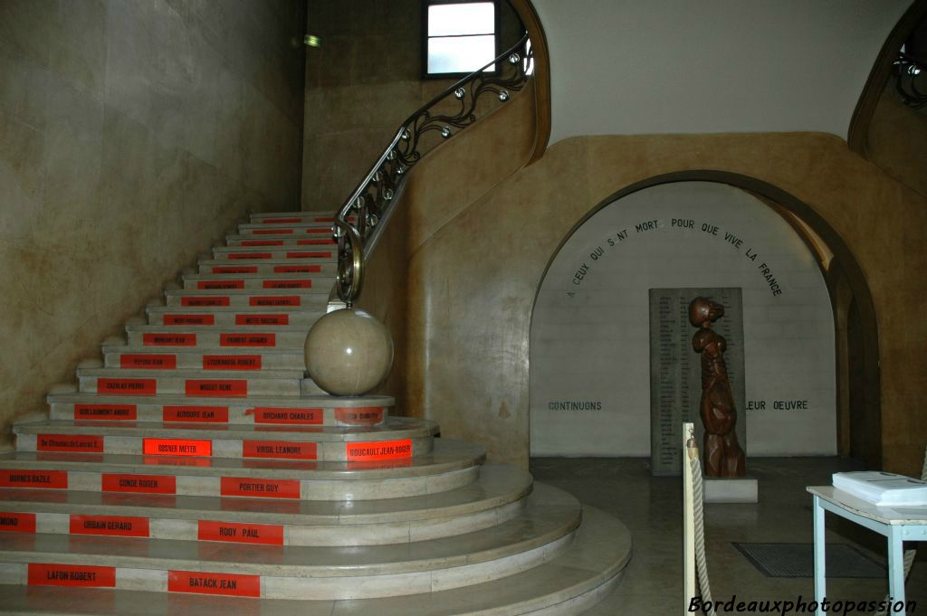 Au centre, le monument des Fusillés de Souge dont les noms sont inscrits en rouge sur les contremarches.