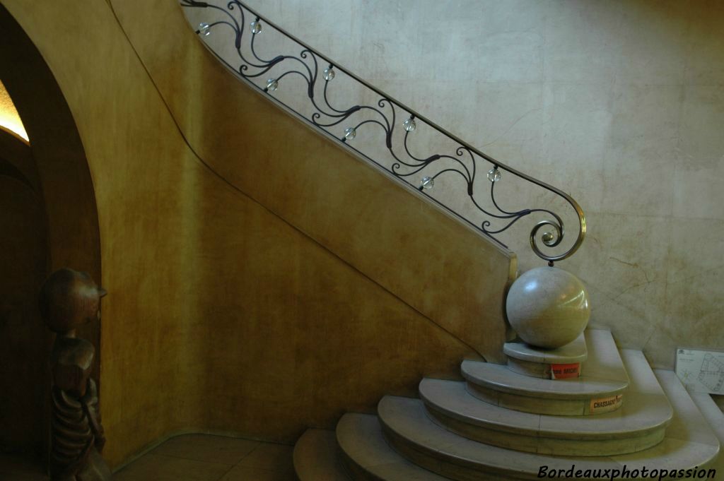 Le cuivre et le verre sont  grandement utilisés dans cet escalier Art Déco qui conduit au premier étage.