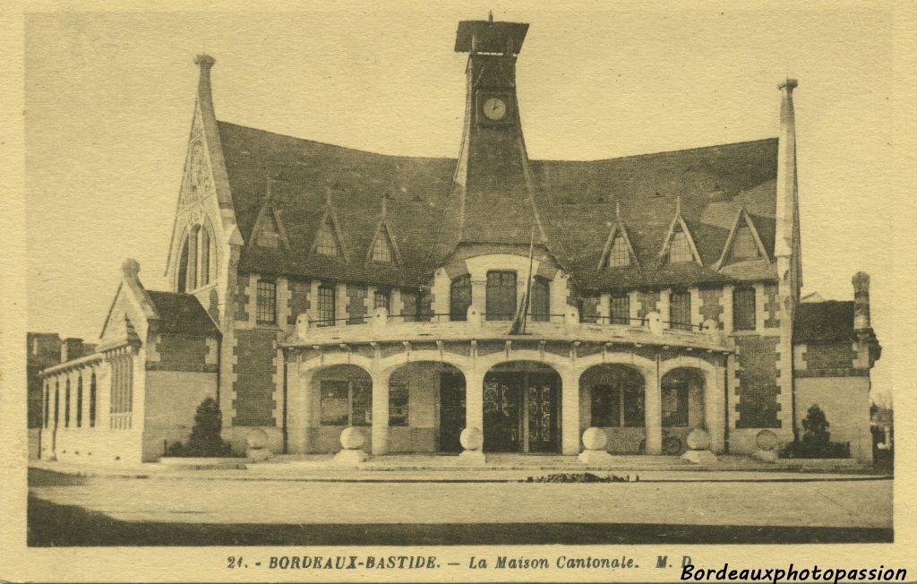 Le projet de maison cantonale date de 1905. Il est repris en 1913 puis abandonné. Les travaux débuteront  en 1925 et la maison inaugurée en 1926.