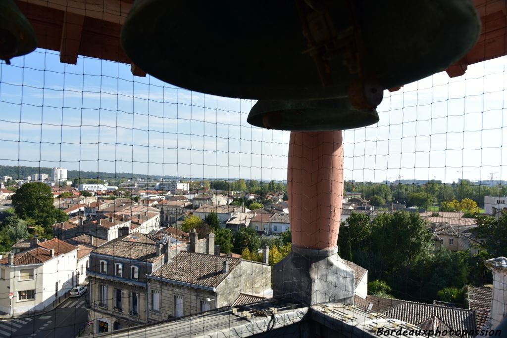 Le clocheton veille sur La Bastide, tout près de l'avenue Thiers et à deux pas du pont de pierre.