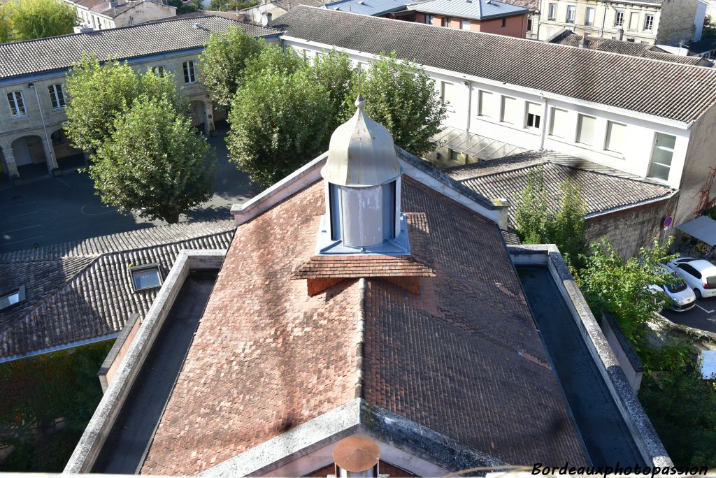 Le bâtiment principal est dans l'axe du collège Léonard Lenoir.