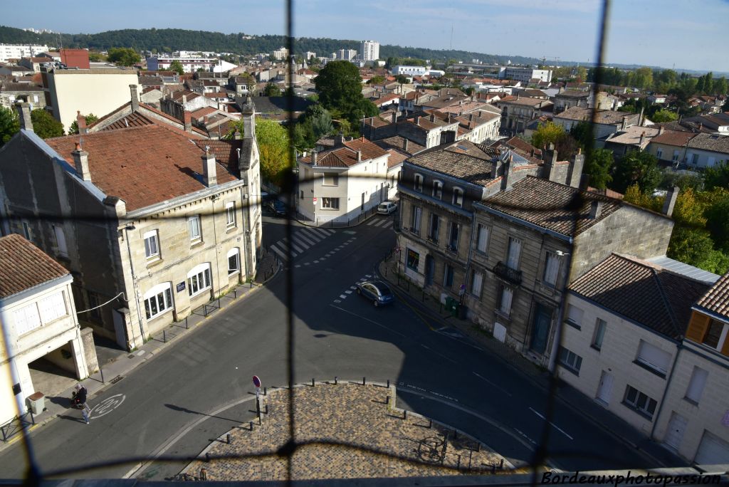 L'entrée principale de la maison cantonale se situe à l'angle de la rue de Nuits et de la rue de Châteauneuf.