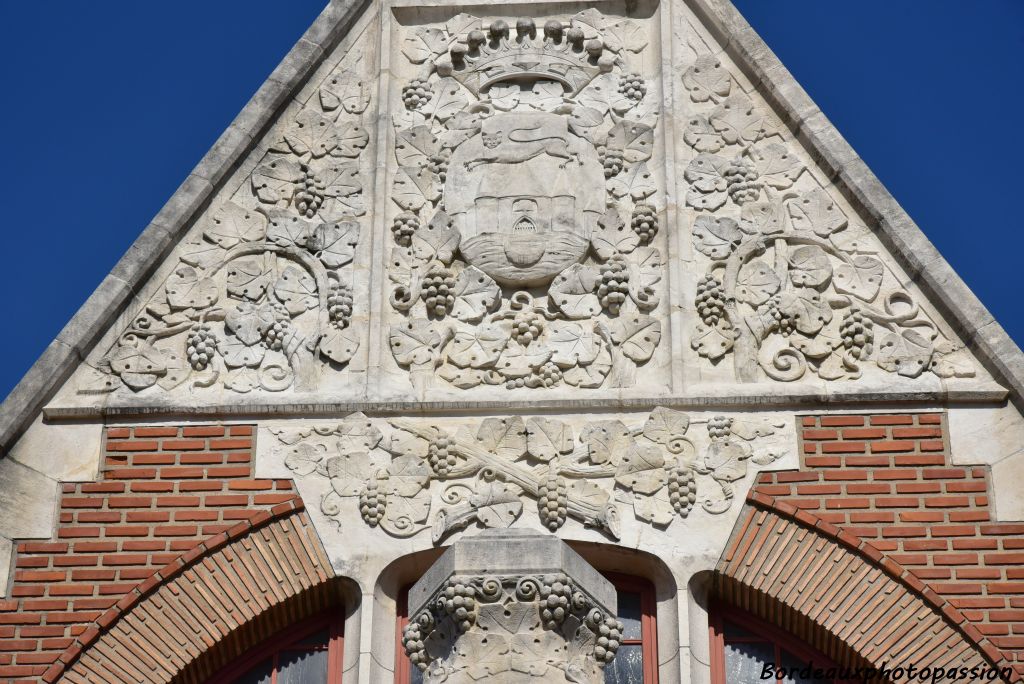 Le sculpteur de l'entreprise Edmond Tuffet emprunte les décors aux naturalistes de l'Art nouveau... ici le thème de la vigne, sans utiliser les lignes "en coup de fouet".