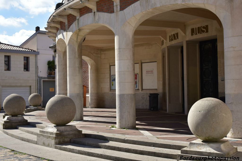 Courbes du porche avec des colonnes sans chapiteau.