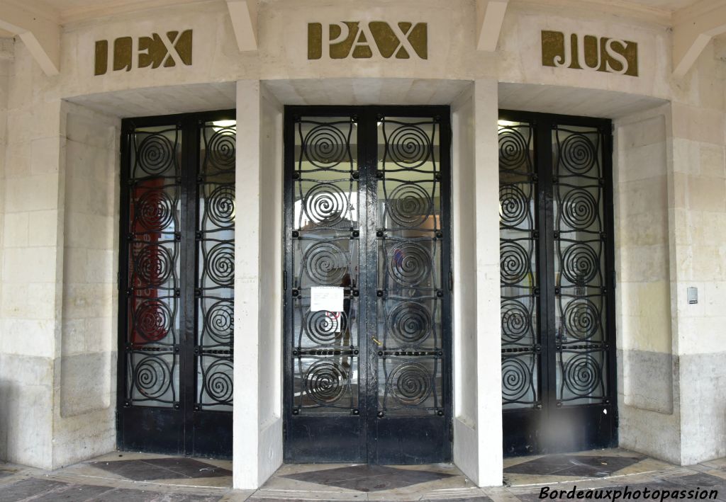 Avant de pénétrer dans le bâtiment, on peut lire les fonctions de cette maison cantonale : on y trouvait  autrefois un prétoire de justice de paix, un commissariat de police et une bibliothèque.