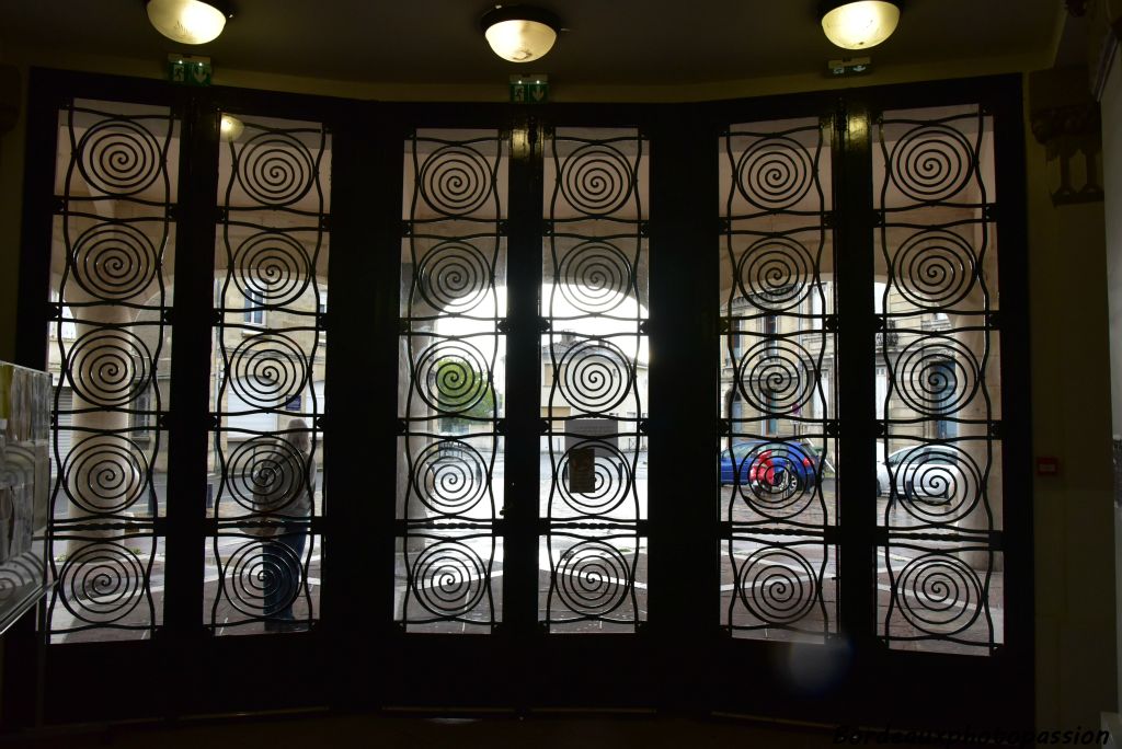 Une porte en ferronnerie avec volutes. L'architecte va simplifier son style. On est en pleine période Art Déco.