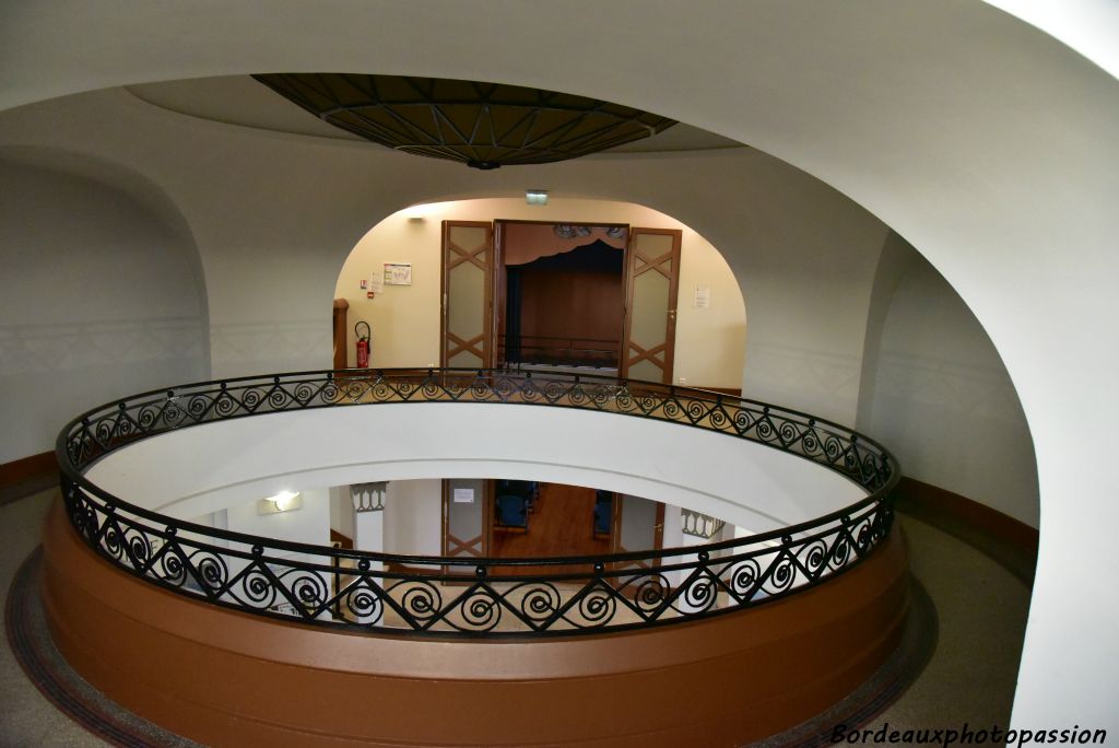 Promenoir supendu amenant au balcon de la salle de spectacles. C'est l'endroit propice  pour lire l'inscription incrutée dans la mosaïque du vestibule...