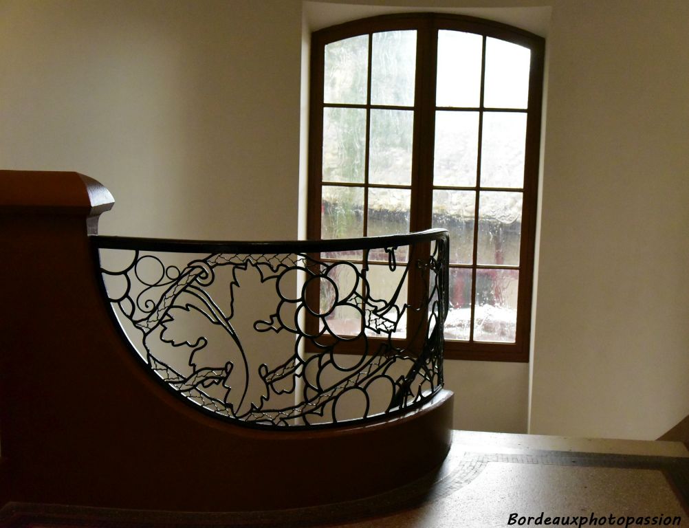 La ferronnerie est traitée avec des enroulements et des volutes de l'Art Déco... Sauf cette rampe d'escalier qui utilise un motif de vigne et de raisins.