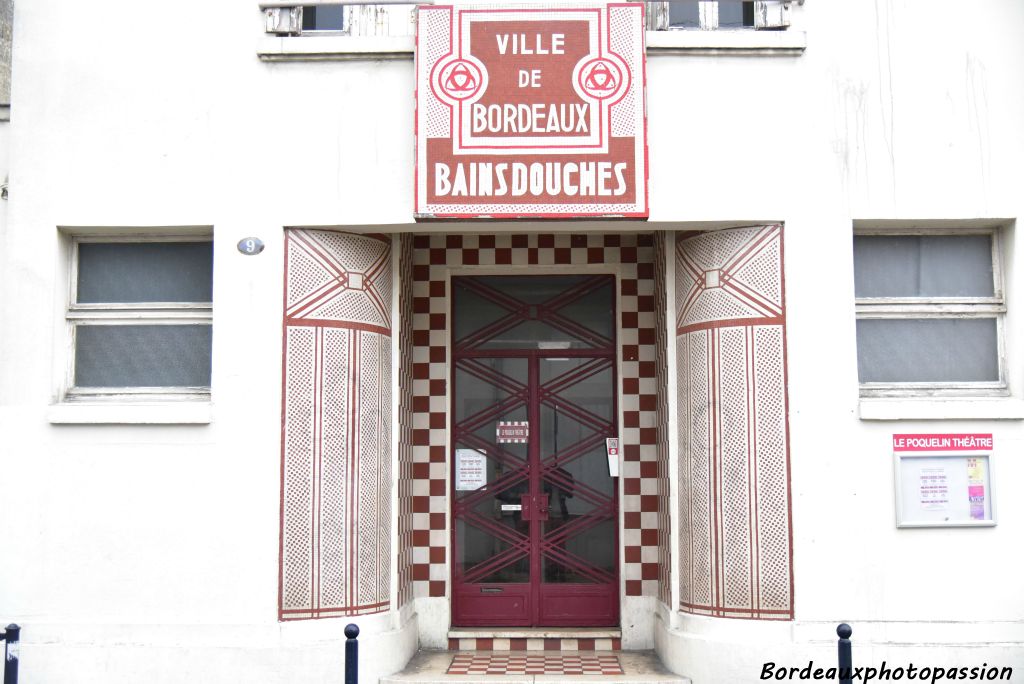 Dans la rue Etobon-Chenebier toute proche, Jacques d'Wells, l'architecte de la ville construira en 1930 des bains-douches dont le décor d'entrée est Art Déco.