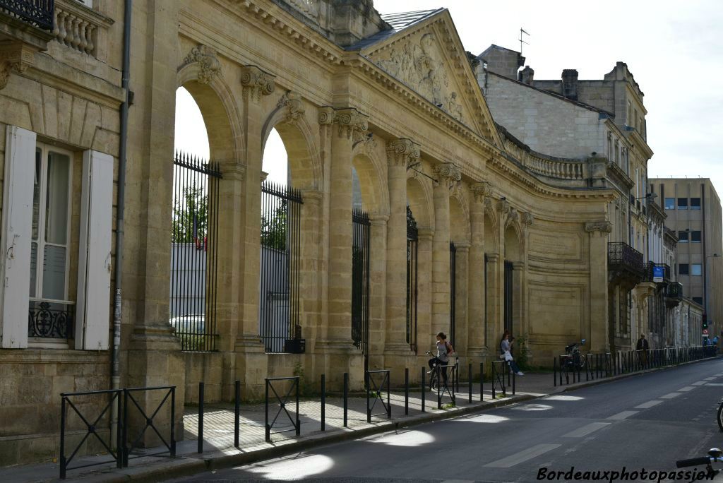 Cette entrée, située au 166 rue Judaïque n'est pas de la même période que celle de la construction de la piscine...