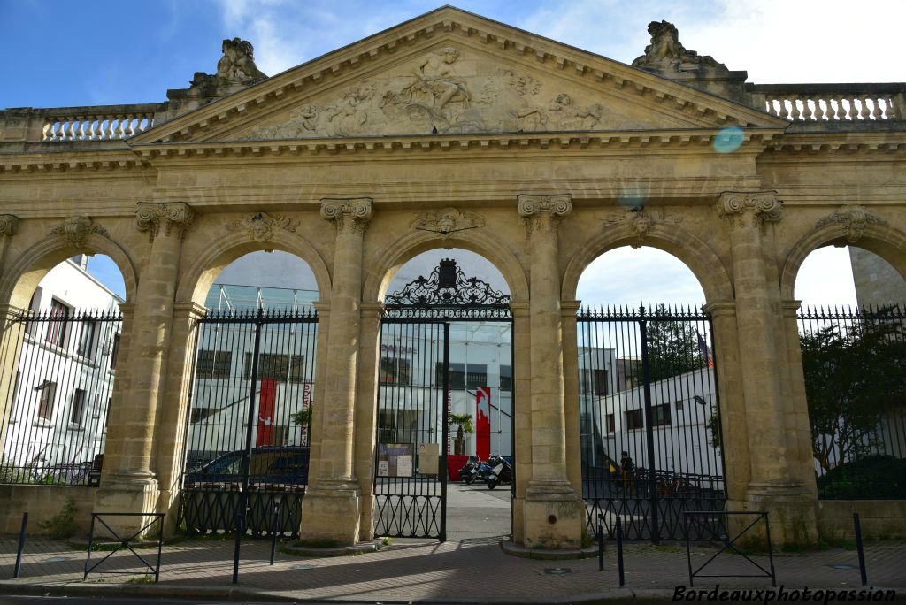 C'est le portique classique de 1757 de l'ancien manège situé près du Jardin public et remonté en 1931 à l'entrée de la future piscine voulue par le maire Adrien Marquet.