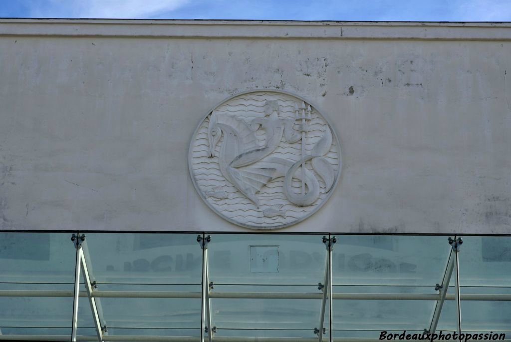 Bas-relief sculpté sur place par  l'artiste parisien Maurice Picaud dit Pico. Il représente le dieu des Océans chevauchant un cheval marin.