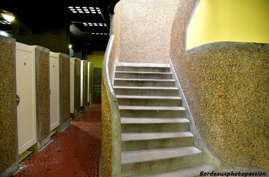 Aucun élément décoratif saillant dans cette piscine. L'architecte Louis Madeline joue avec le béton.