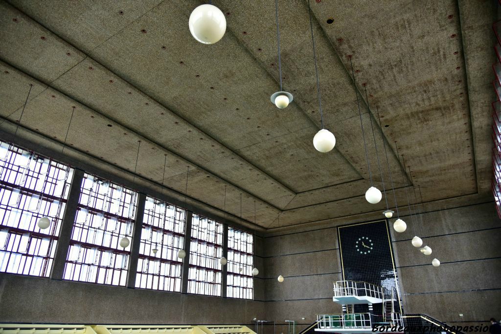 L'architecte a prévu un plafond de béton ventilé ainsi que les verrières. Pas de buée dans cette piscine.