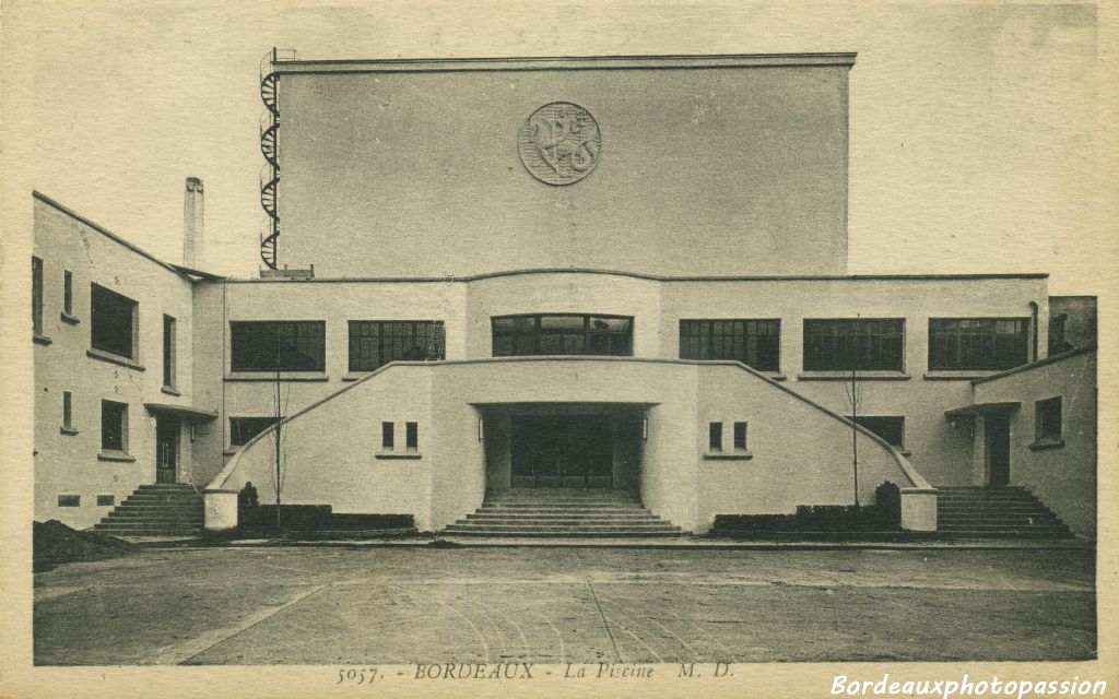 Façade d'origine avec ses 3 plans superposés et le bas-relief sculpté au dernier plan.