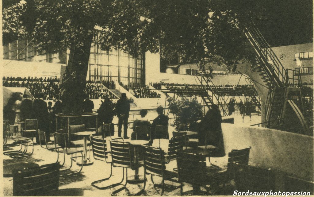 La terrasse du bar de la piscine.