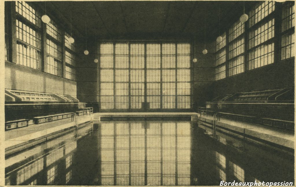 Importance des vitrages pour une piscine intérieure bien éclairée.