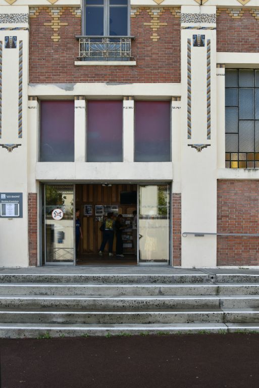 Du côté Carnot, façade nord, une nouvelle entrée avec rampe d'accès pour handicapés a été percée avec les travaux de 2006.