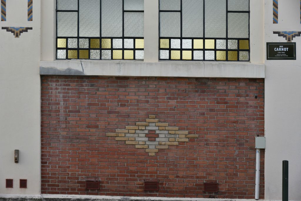 Le béton armé, recouvert de brique, permet de créer de larges ouvertures en verre  idéales pour laisser passer un maximum de lumière.