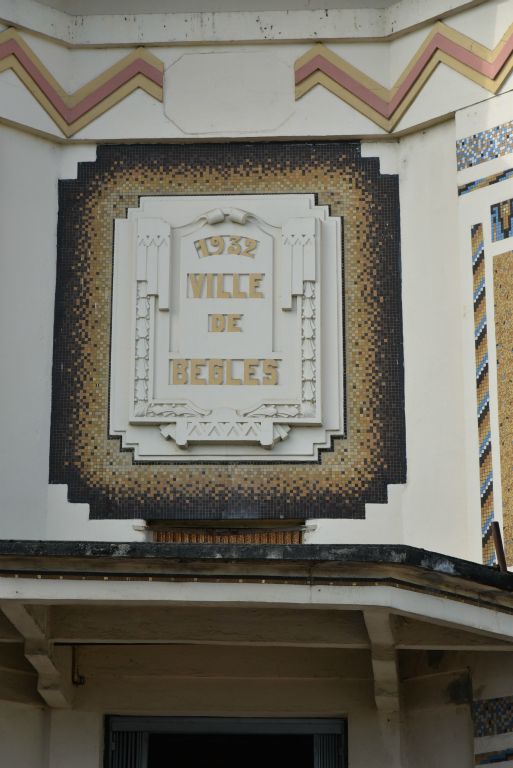 Décoration stylisée aussi autour de la mention "Ville de Bègles" et l'année d'ouverture 1932.