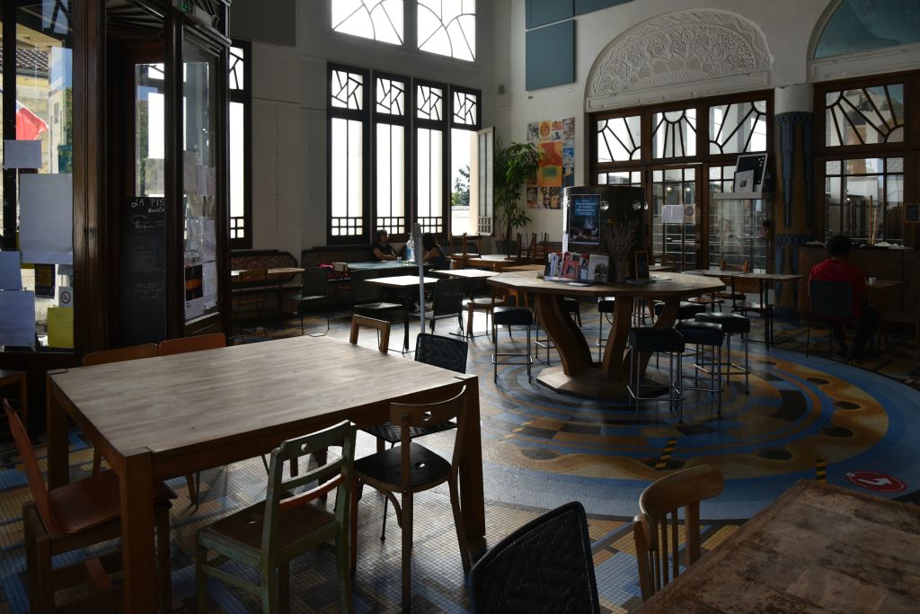 Ce qui était autrefois le hall d'accueil est maintenant l'espace restauration La Piscine.