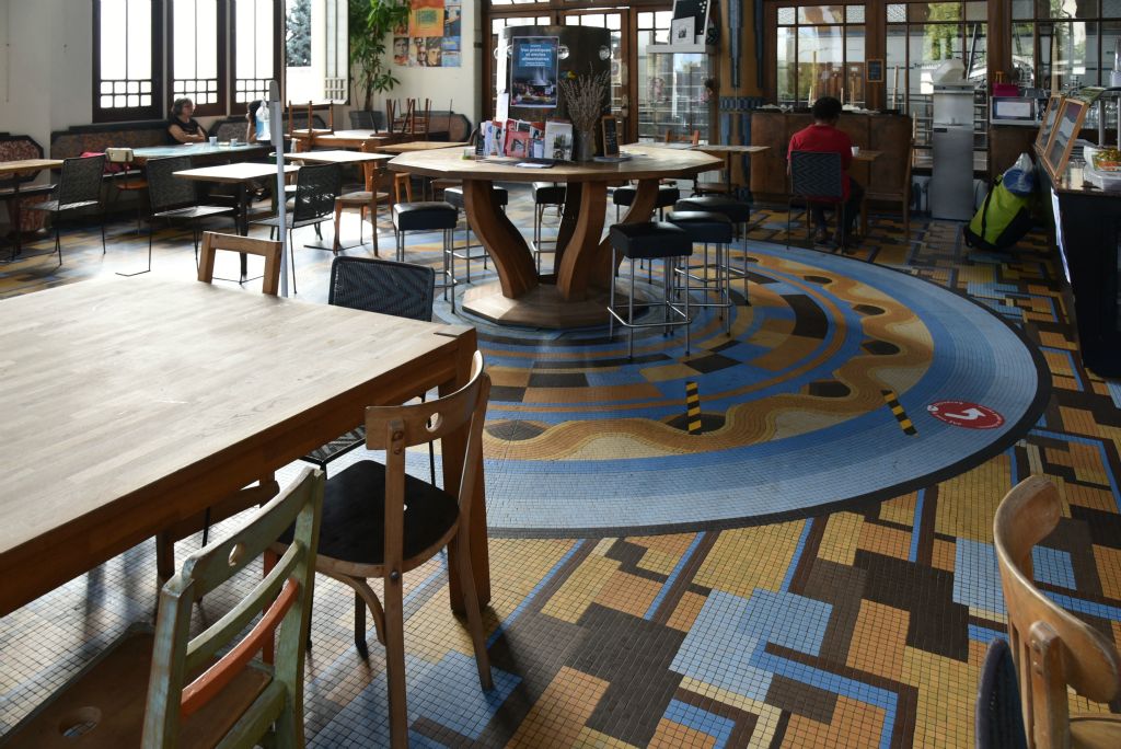 Le sol de cette pièce autrefois hall d'entrée est pavé d'un sol en mosaïque avec des figures géométriques. La table octogonale en marbre a été supprimée en 1960 et remplacée par une autre en bois.