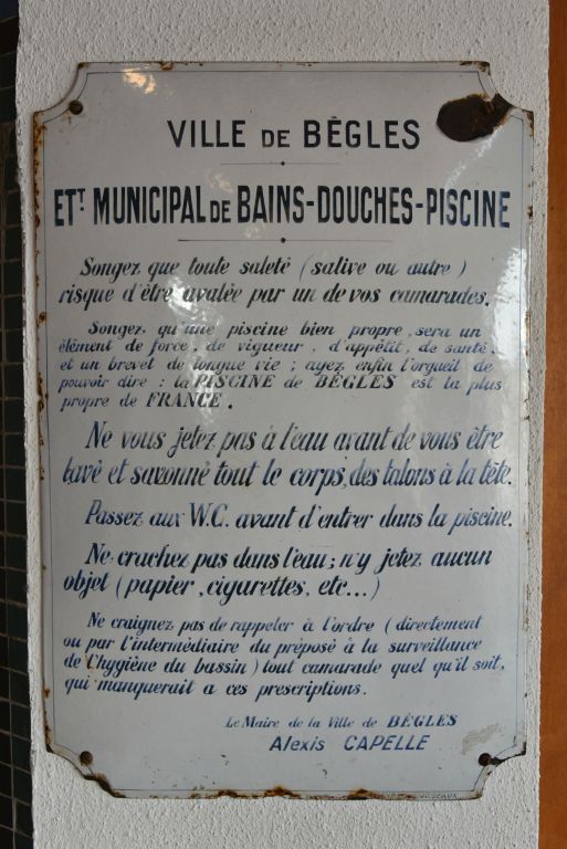 Un panneau émaillée rappelle les consignes sanitaires qui nous paraissent aujourd'hui ahurissantes... ne pas cracher dans l'eau !