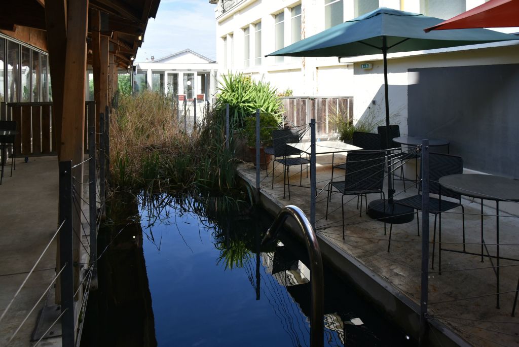 L'eau de la piscine est déchlorée avant son évacuation. Pour cela on utilise un bassin dit de phytoremédiation. L'eau peut-être utilisée aussi pour le lavage de la voirie.