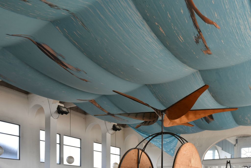 Le plafond de l'espace de motricité est un décor de vagues rappelant l'ancienne piscine couverte.