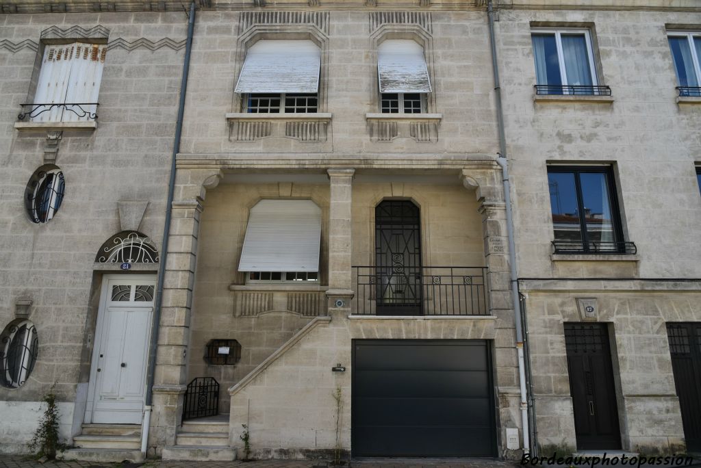 Dessinée par E. Herbet et construite par l'entrepreneur J. Piquet, cet immeuble possède un garage.  Les fenêtres ont conservé leur petit bois.