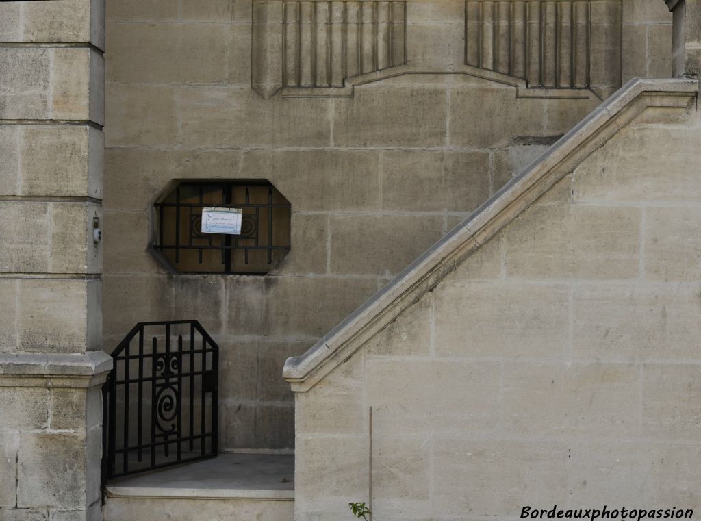 L'escalier extérieur est mis en évidence par une très belle ferronnerie Art Déco. La décoration est uniquement en barre de chocolat.