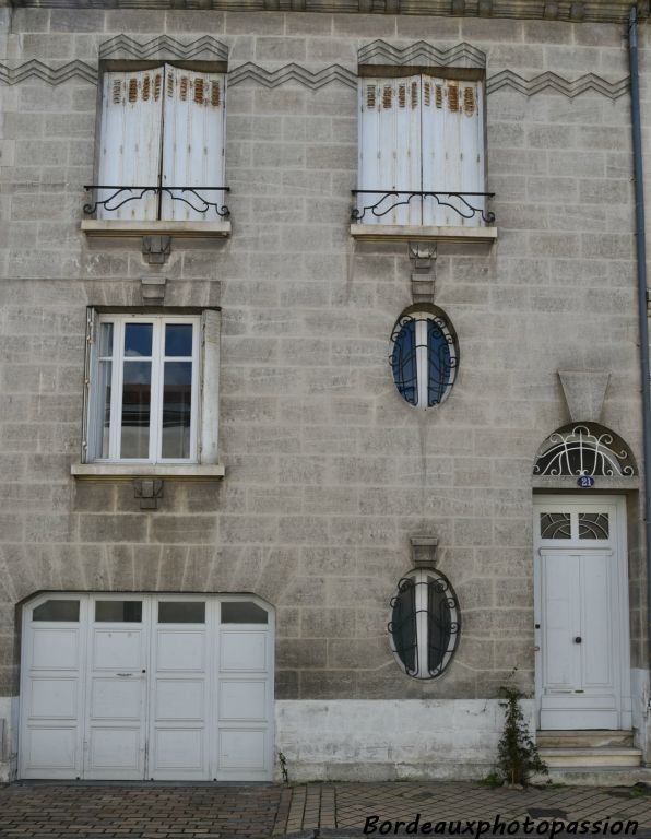 Une seule frise pour décoration. Ce sont les 4 types d'ouverture qui créent une façade originale.