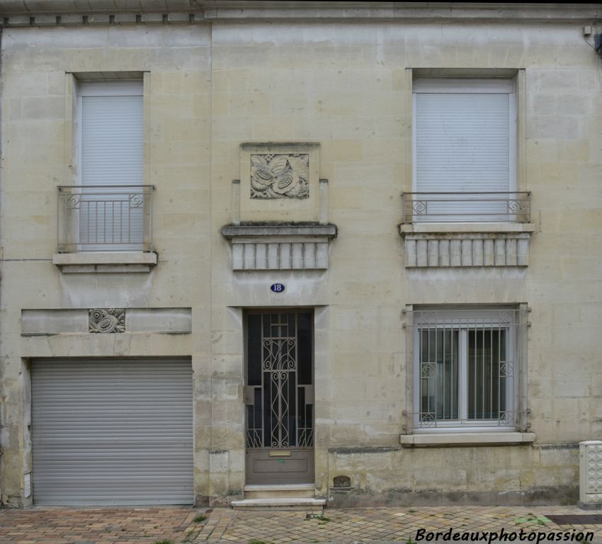 Décoration très florale dans deux panneaux décoratifs au-dessus du grage et de la porte d'entrée.