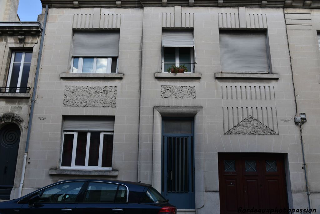 L'architecte Géo Contant a alterné les panneaux décoratifs floraux avec un rainurage vertical allongeant la façade.