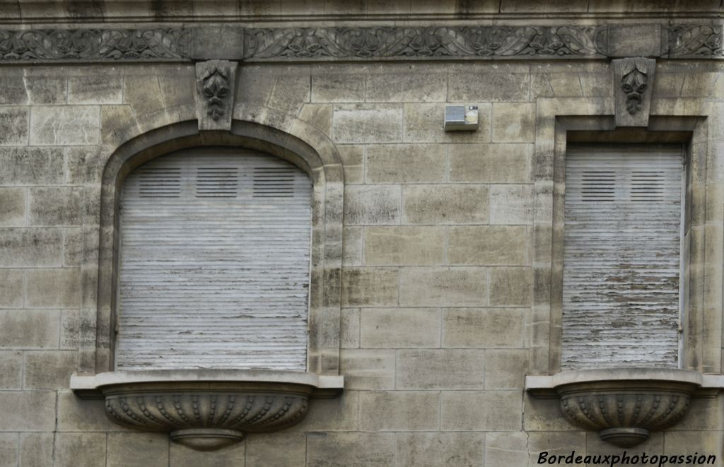 Une frise végétale faite de volublis et de palmettes. Des bénitiers décorés de perles sous les fenêtres.