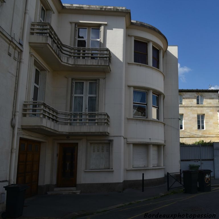 Plus de décoration. L'animation de la façade est apportée par la rotonde et les colonnes.