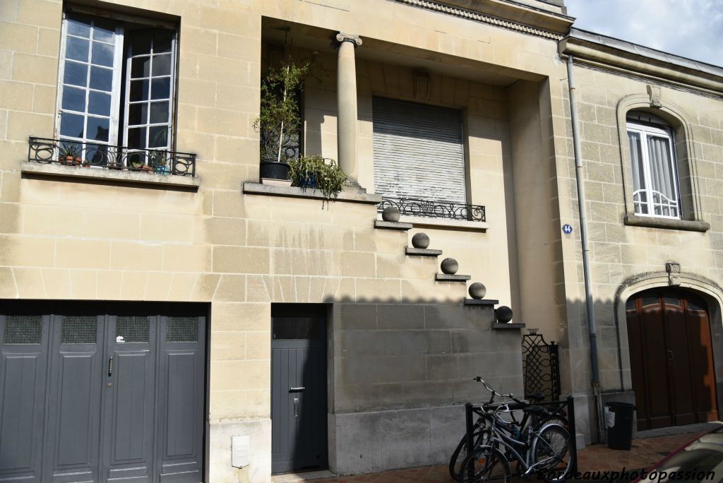 Dans la rue voisine, rue du colonnel Grandier-Vazeille, on peut voir aussi quelques maions Art Déco.