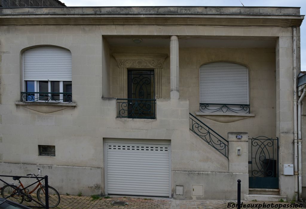 Dans la rue Patay toute proche, une maison construite au début de la seconde guerre, c'est à dire à la fin de la période Art Déco. Le perron est tenu par une colonne rainurée.