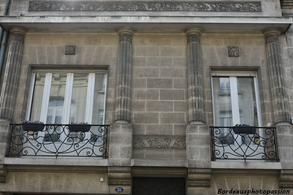 Il est rythmé par des demi-colonnes cannelées et se termine par une frise en méplat très végétalisée.